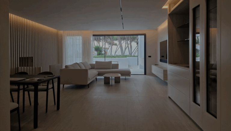Guze-Cabecera proyecto Apartamento Alhambra del mar (Marbella) Foto general del salon con espacio calido y minimalista