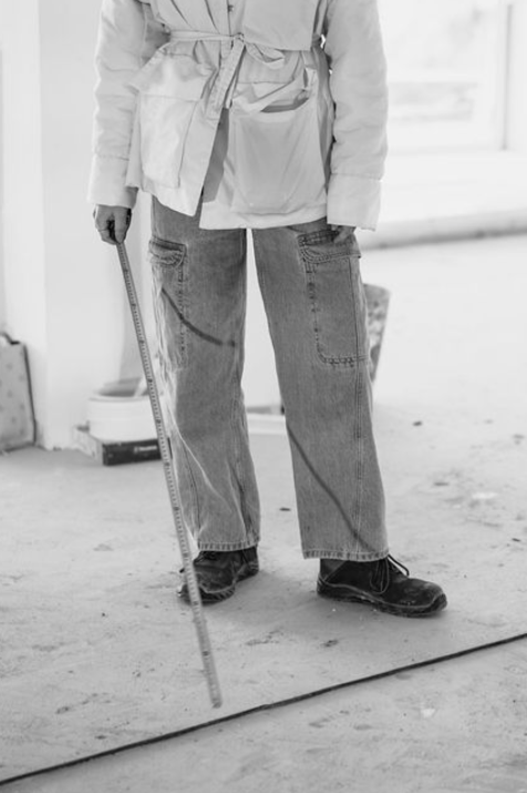 fotografía artísitca de Guze-chica de manera informal pero moderna en espacio de trabajo arquitectónico