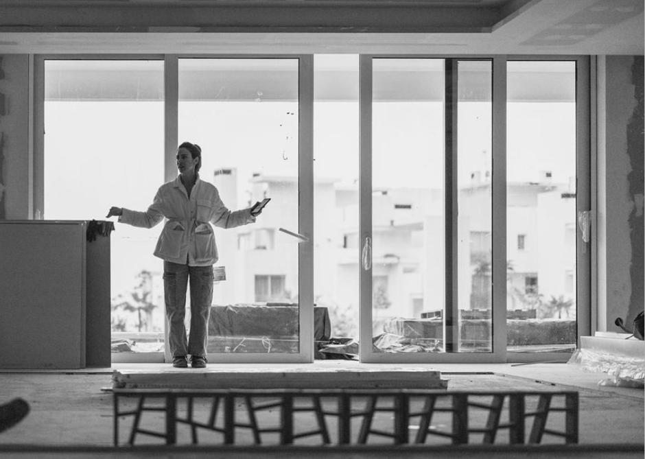 fotografía de Guze-arquitectura interior-chica moderna en blanco y negro supervisando proyecto de interior con ilusión